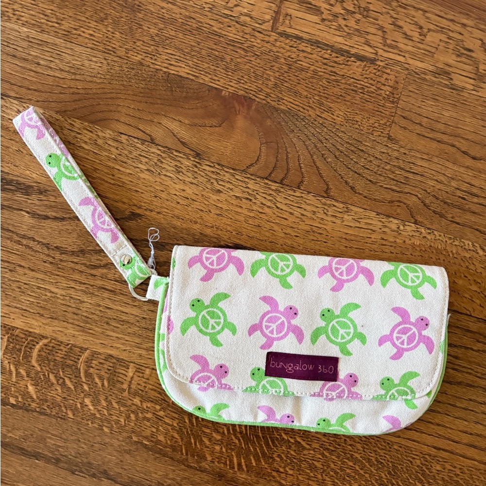 Bungalow 360 Kids Wristlet with Pink and Green Turtles